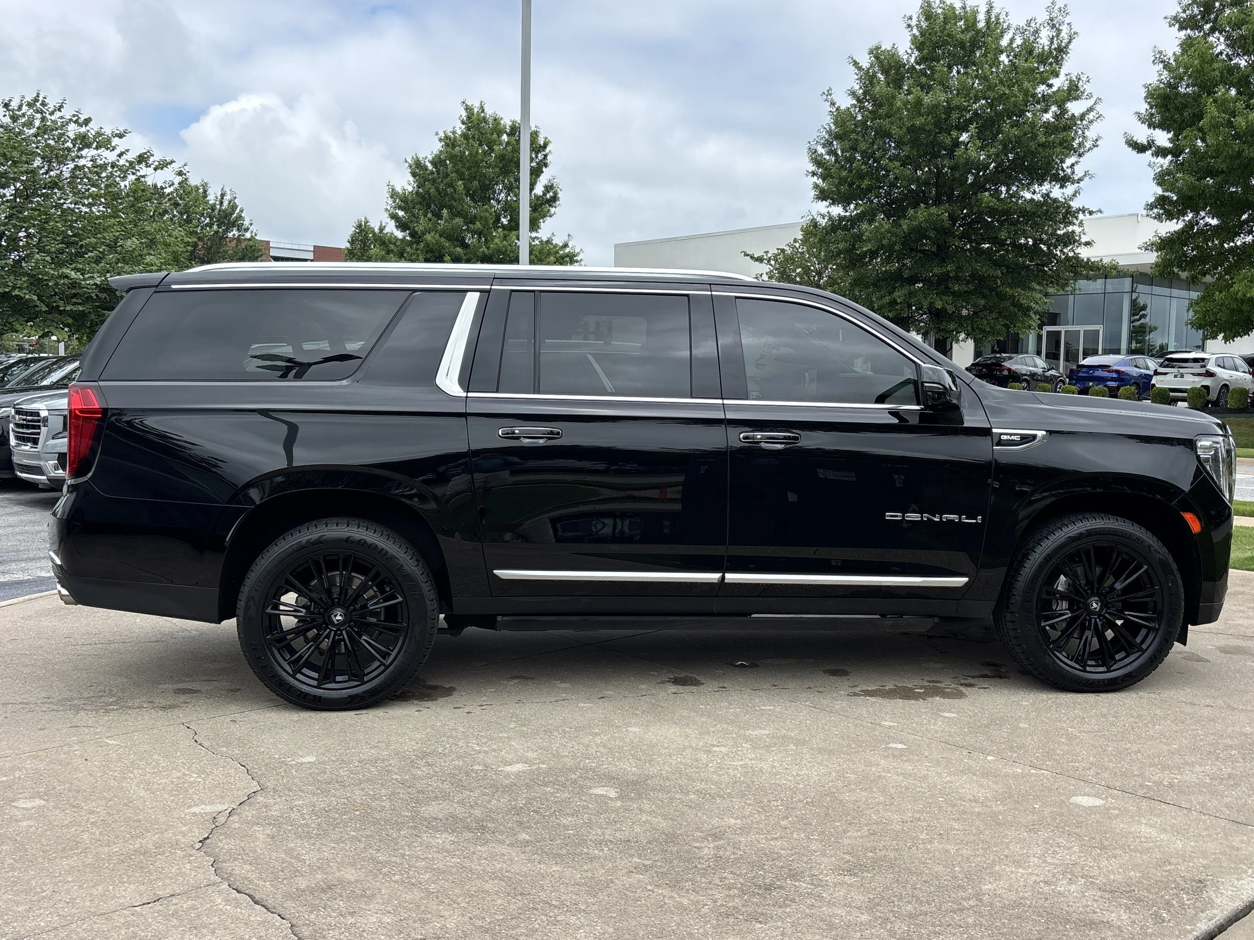 Used 2022 Onyx Black GMC Denali 4WD image 2