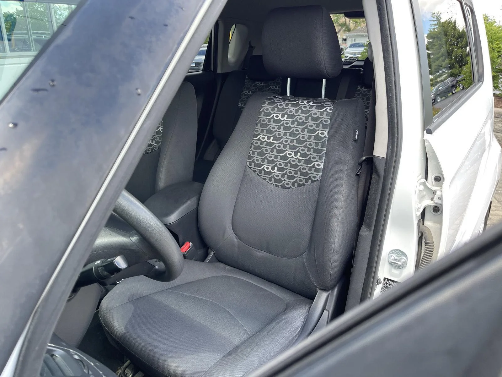 Used 2010 Clear White Kia + image 12