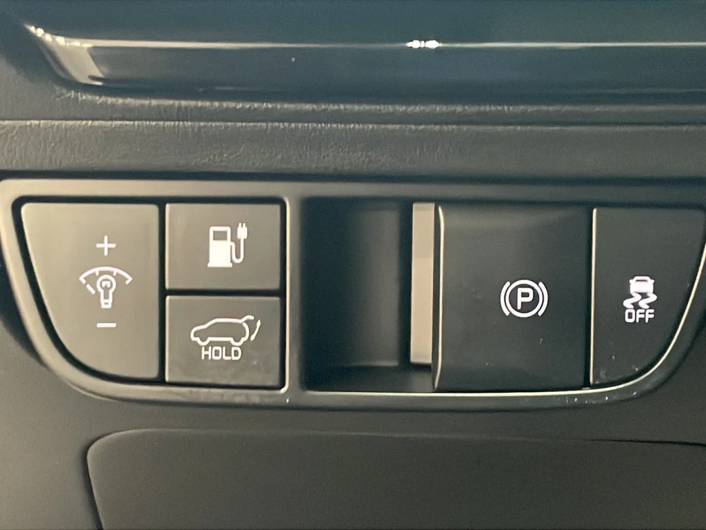 Certified Used 2025 White Kia Wind image 27