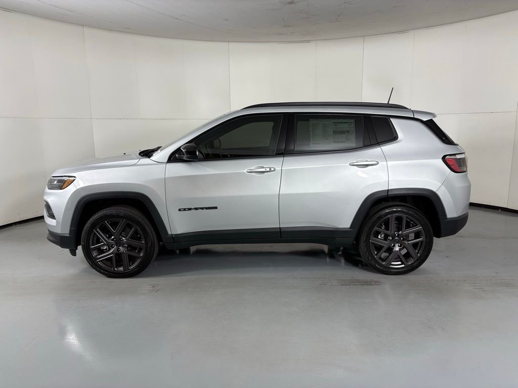 New 2026 Silver Zynith Metallic Clearcoat Jeep Latitude image 5