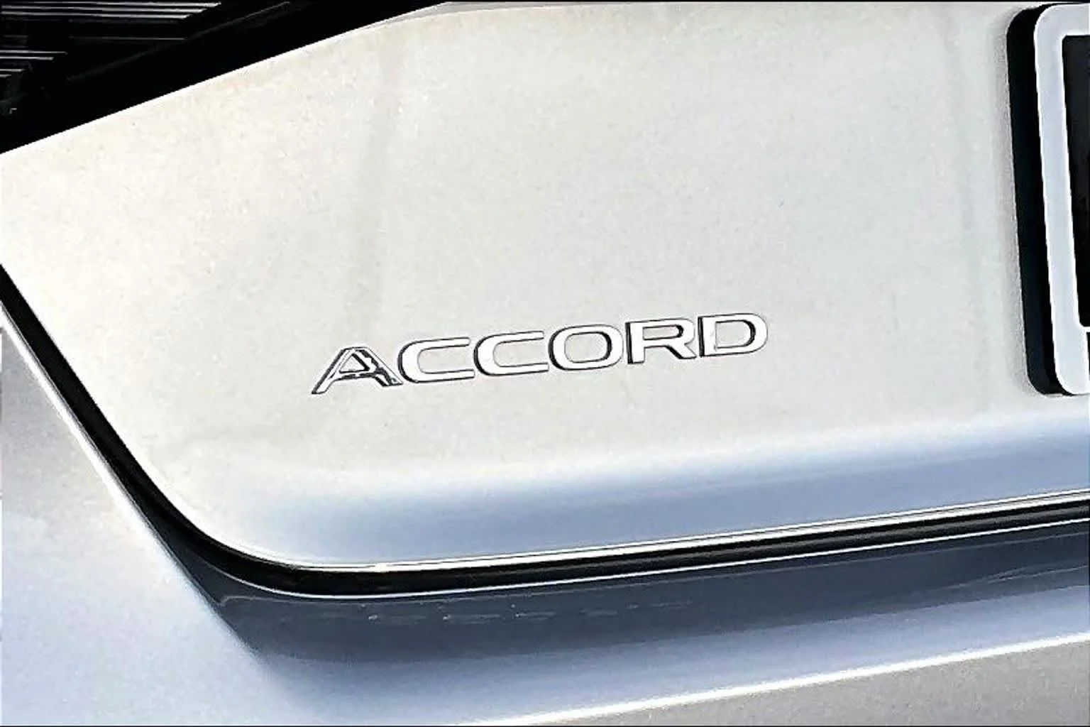Certified Used 2025 Solar Silver Metallic Honda SE image 30