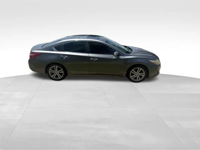 Used 2016 Gray Nissan 3.5 SL image 2