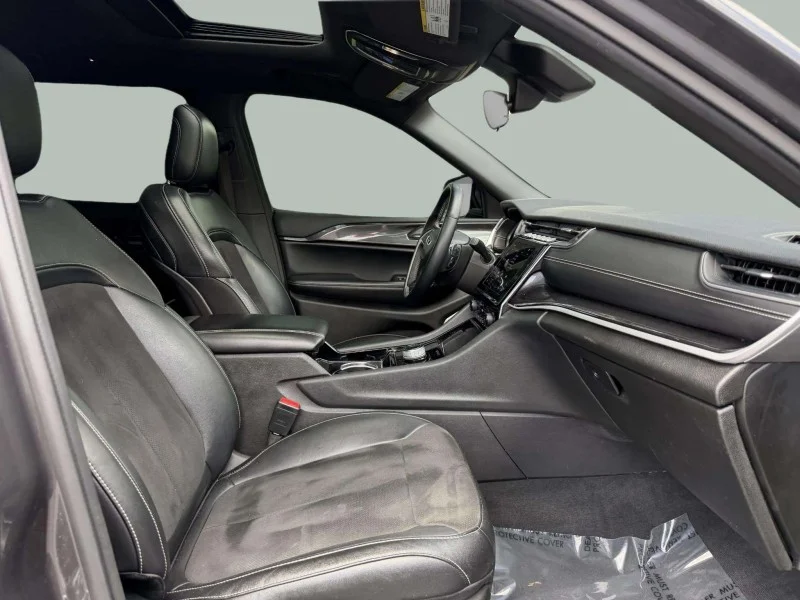 Used 2022  Jeep Laredo image 29