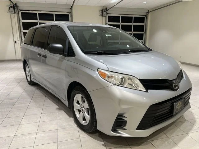 Used 2020  Toyota L image 7