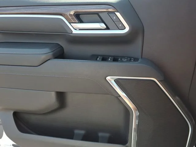 Used 2025 Summit White Chevrolet LT image 18