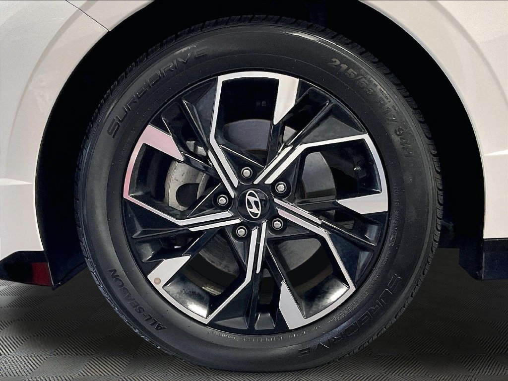 Used 2025 White Hyundai SEL image 7