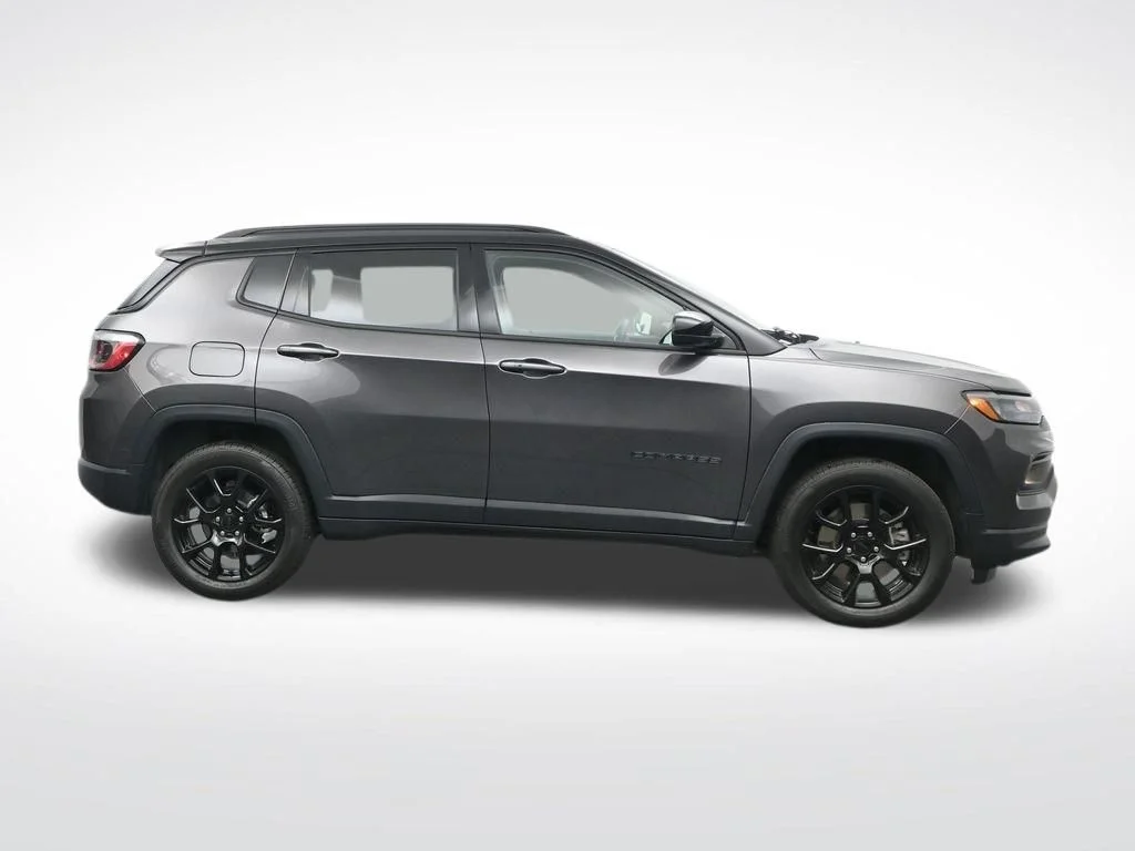 Used 2024  Jeep Latitude image 4