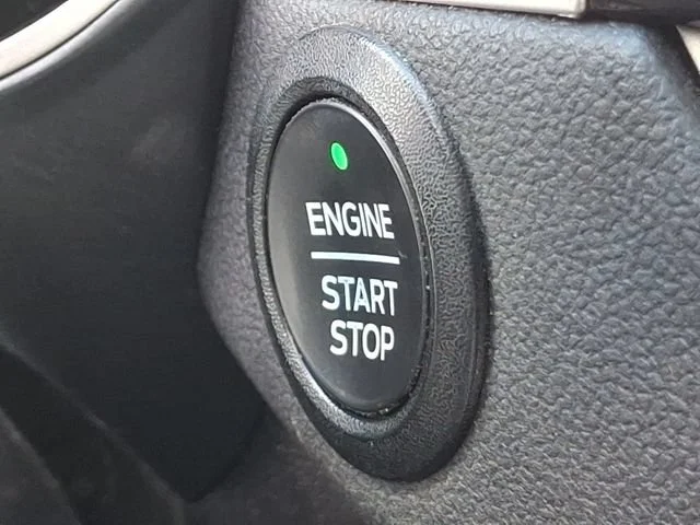 Used 2022 Black Ford SE image 26