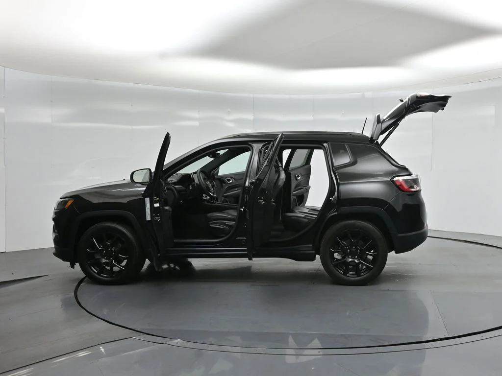 Used 2022 Black Jeep Altitude image 31
