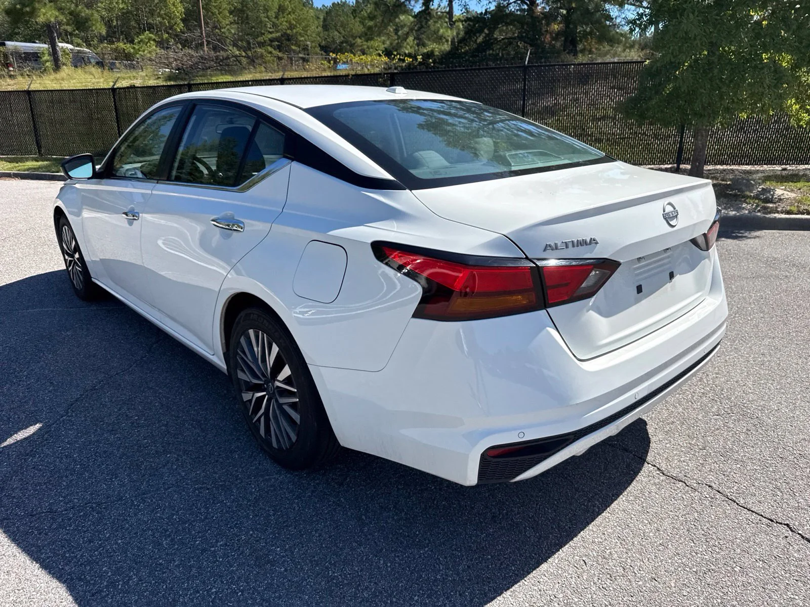 Used 2025 White Nissan 2.5 SV image 3