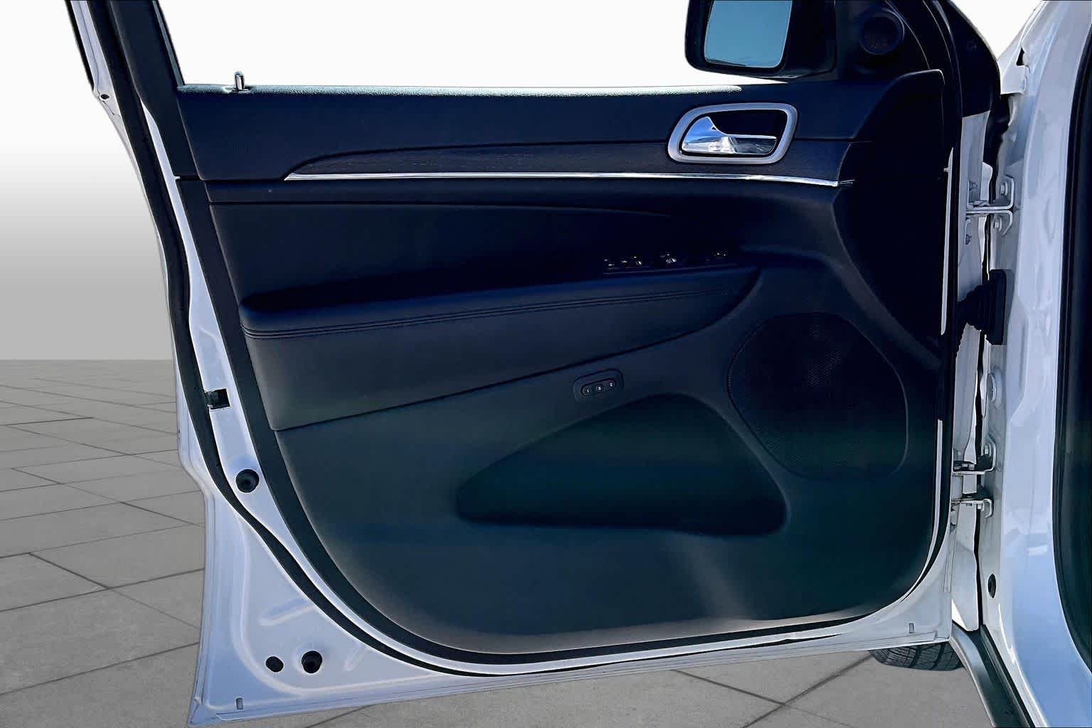 Used 2018 Bright White Clear Coat Jeep Limited image 20