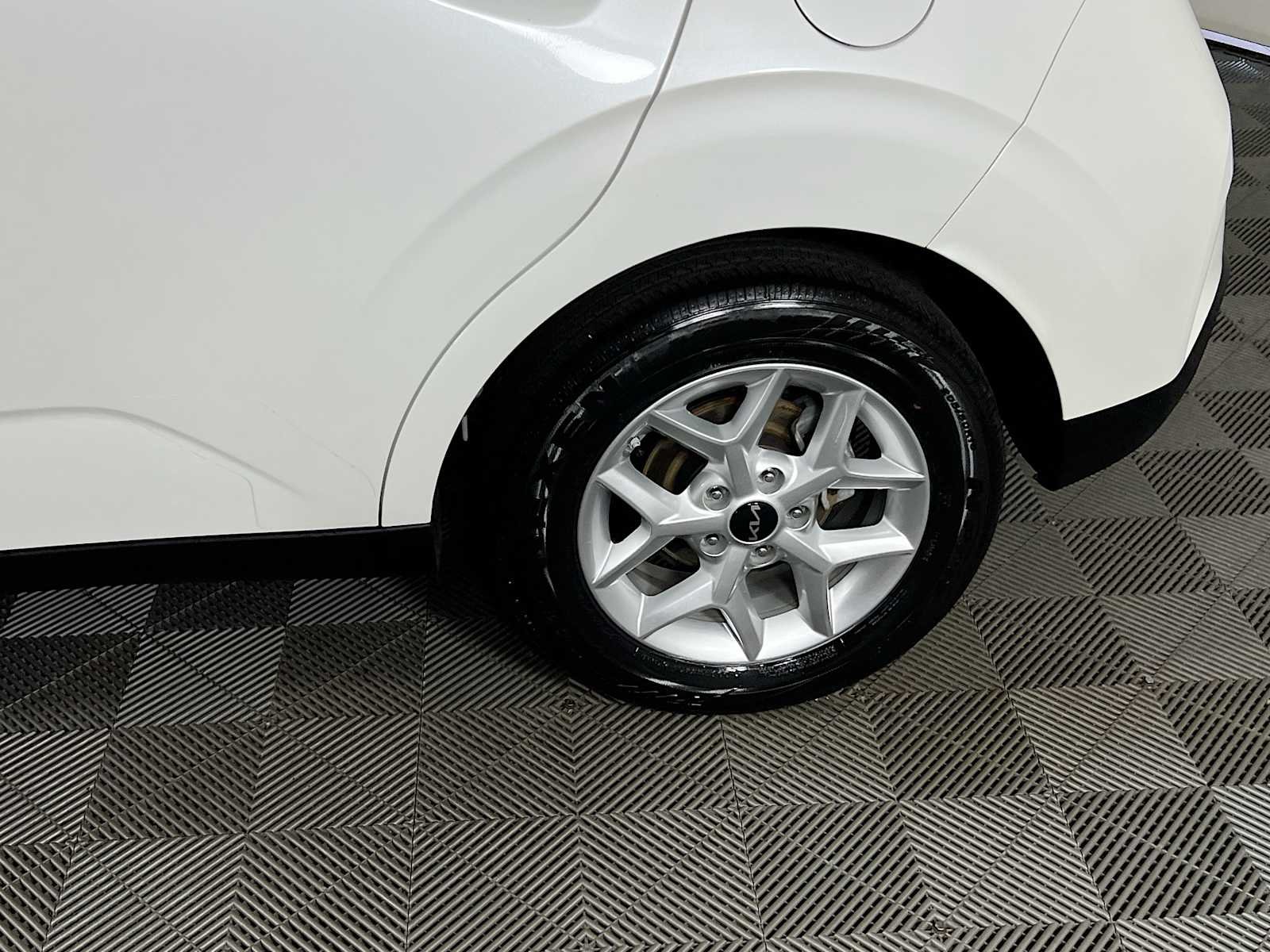 Used 2025 Snow White Pearl Kia LX image 29