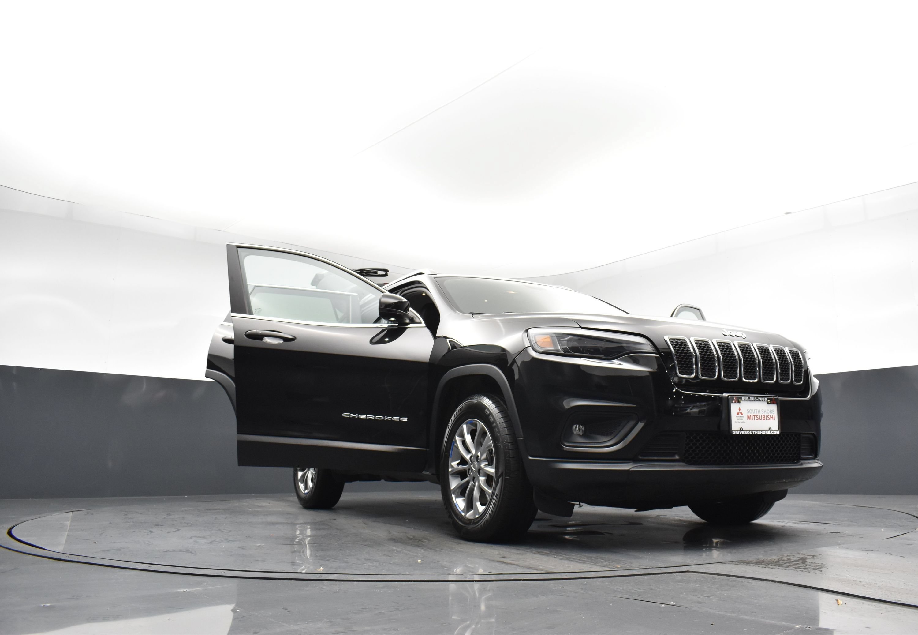 Used 2019 Diamond Black Crystal Pearlcoat Jeep Latitude Plus image 29