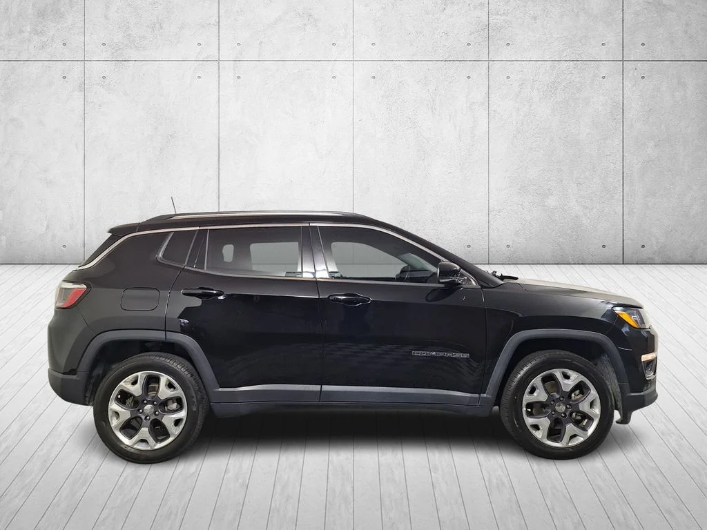 Used 2021 Diamond Black Crystal Pearlcoat Jeep Limited image 4