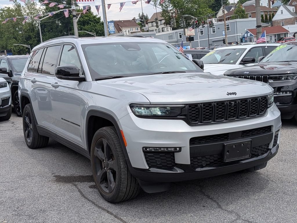 Used 2023 Silver Jeep Limited image 4