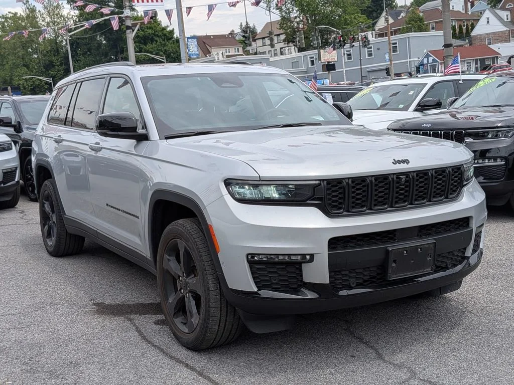 Used 2023 Silver Jeep Limited image 4