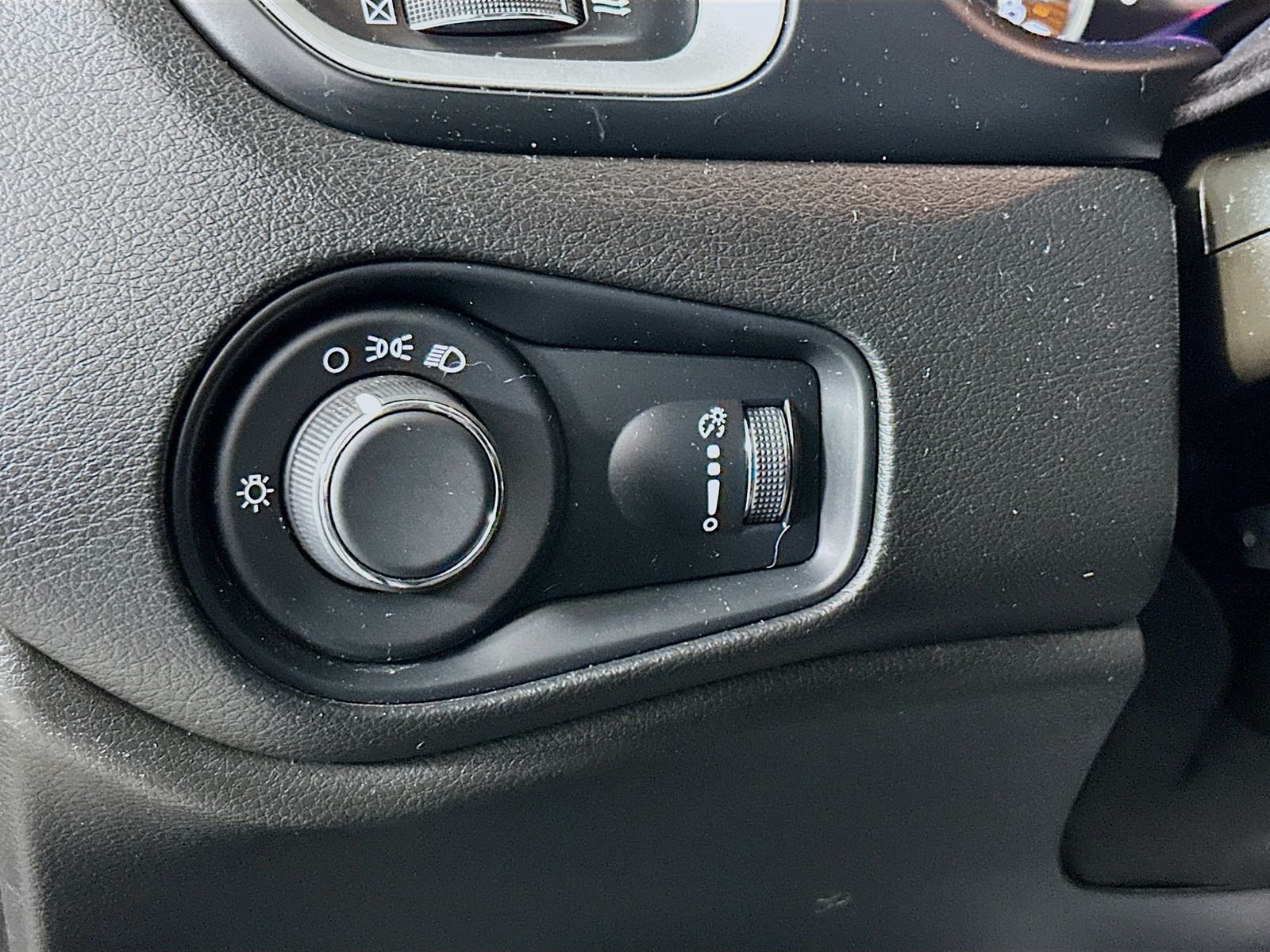 Used 2020 Granite Crystal Metallic Clearcoat Jeep Sport image 11