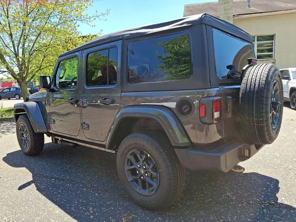 New 2026 Granite Crystal Metallic Clear-Coat Exterior Paint Jeep  image 3