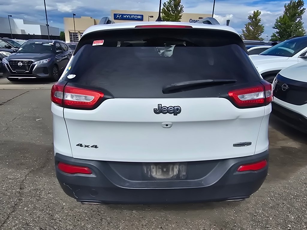 Used 2015 Bright White Clearcoat Jeep Latitude image 16