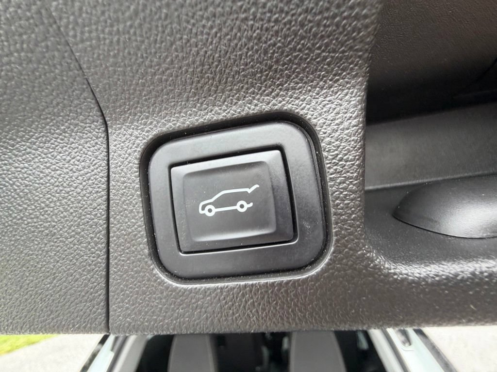 Used 2022 Summit White GMC SLE image 52