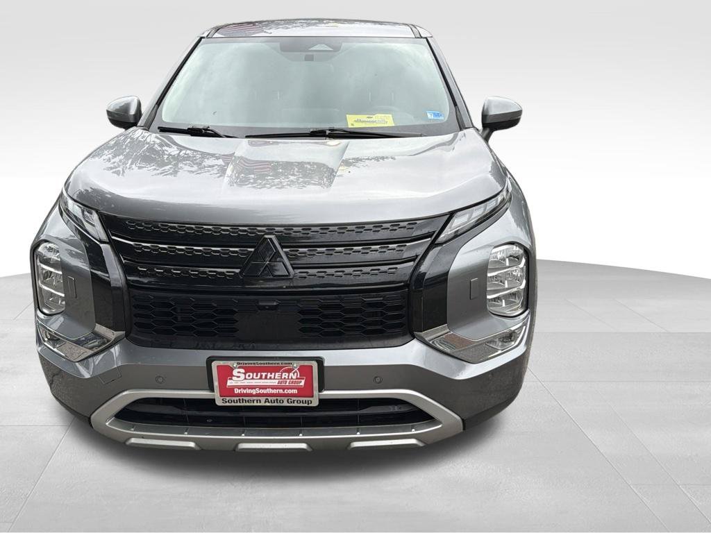 Used 2023 Silver Mitsubishi SE image 2