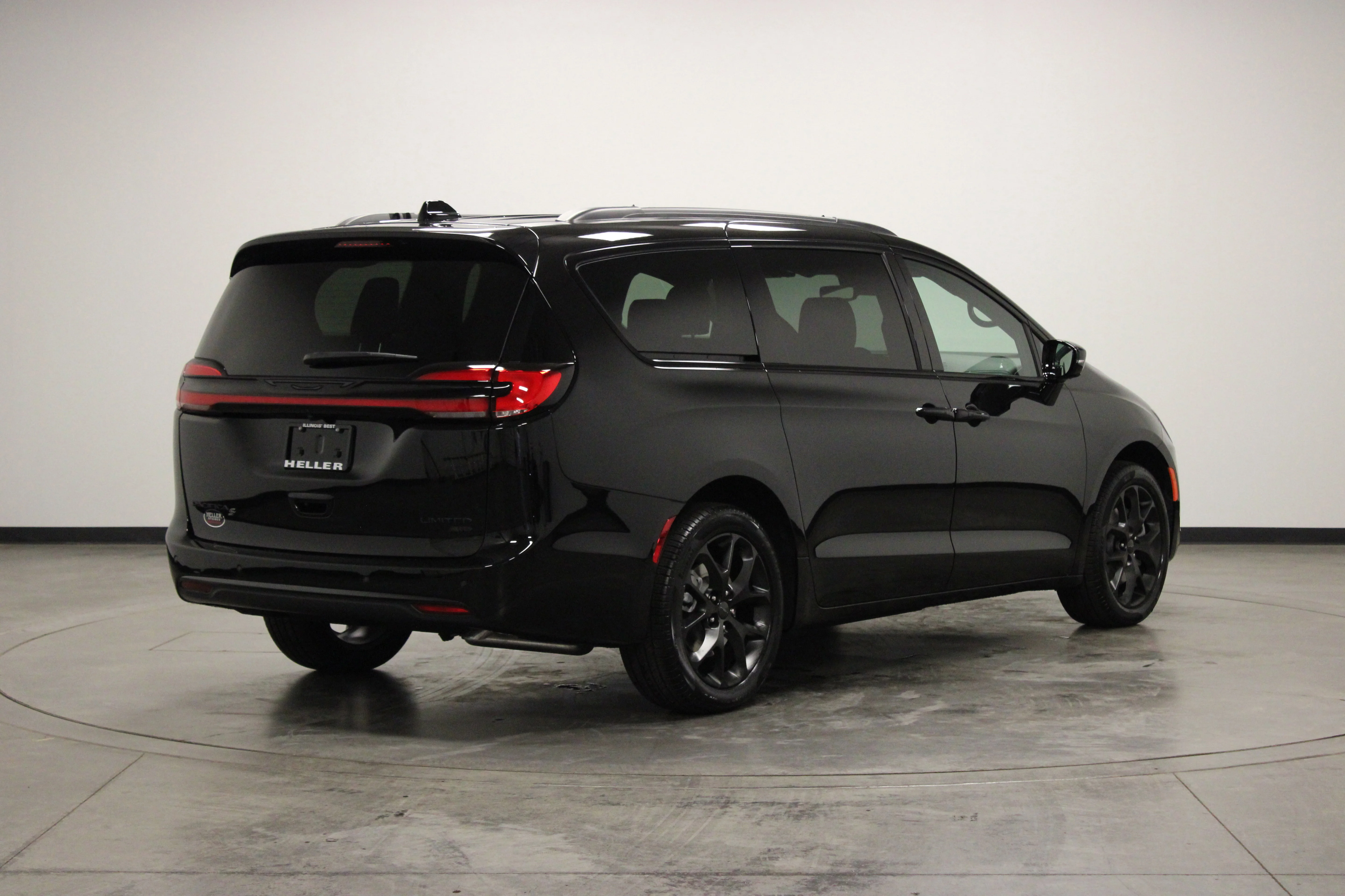 New 2027 Diamond Black Crystal Pearl-Coat Exterior Paint Chrysler Limited image 8