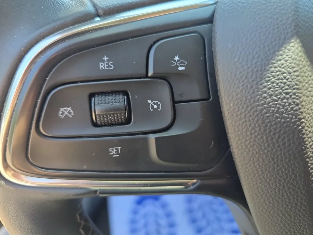 Certified Used 2023 White Frost Tricoat Buick Select image 18