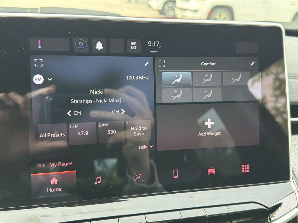 Used 2024  Jeep Latitude image 20