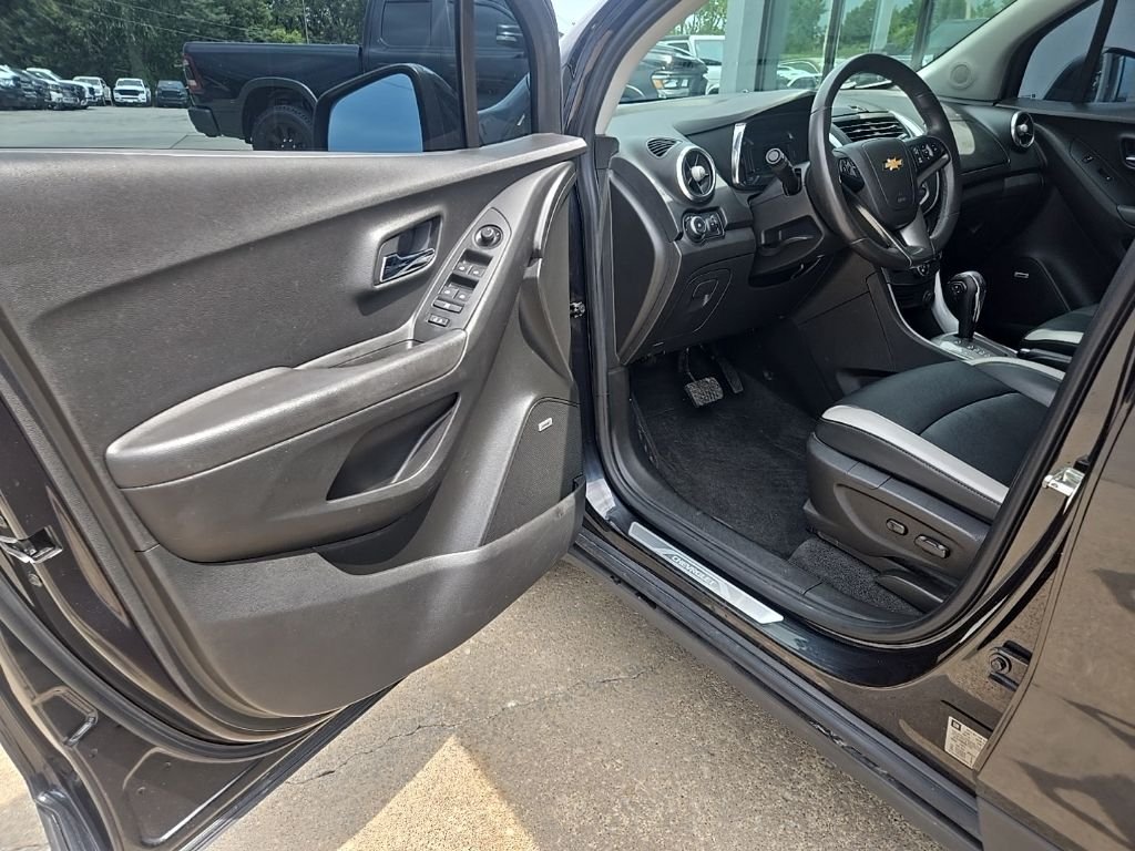 Used 2016 Black Chevrolet LTZ image 27
