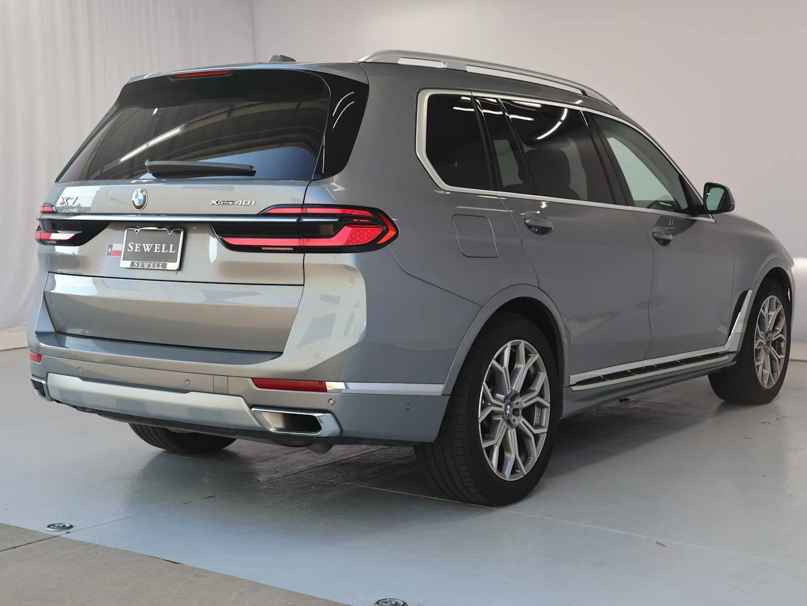 Used 2026 Skyscraper Grey Metallic BMW xDrive40i image 9