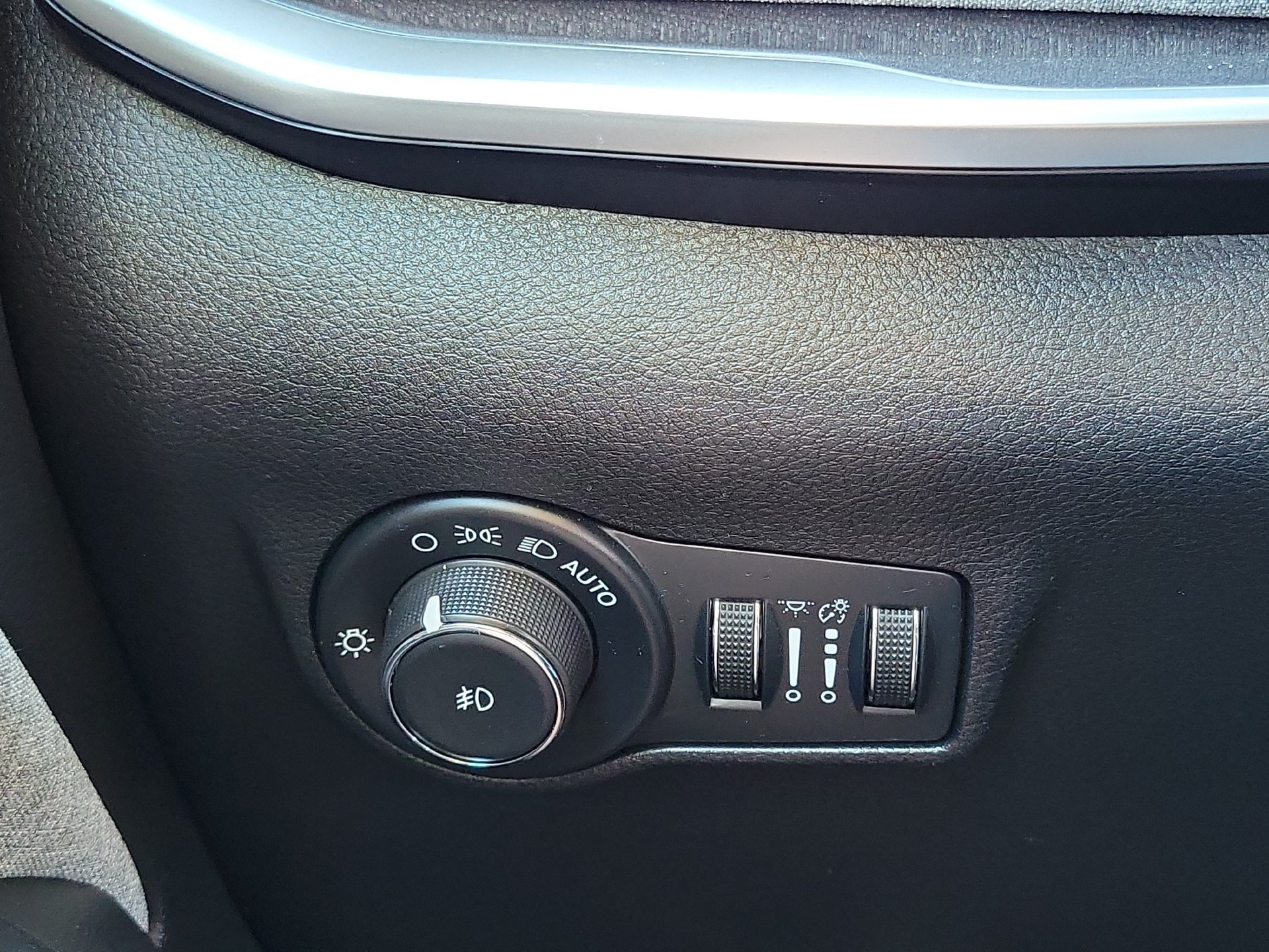 Certified Used 2022 Gray Jeep Latitude image 11