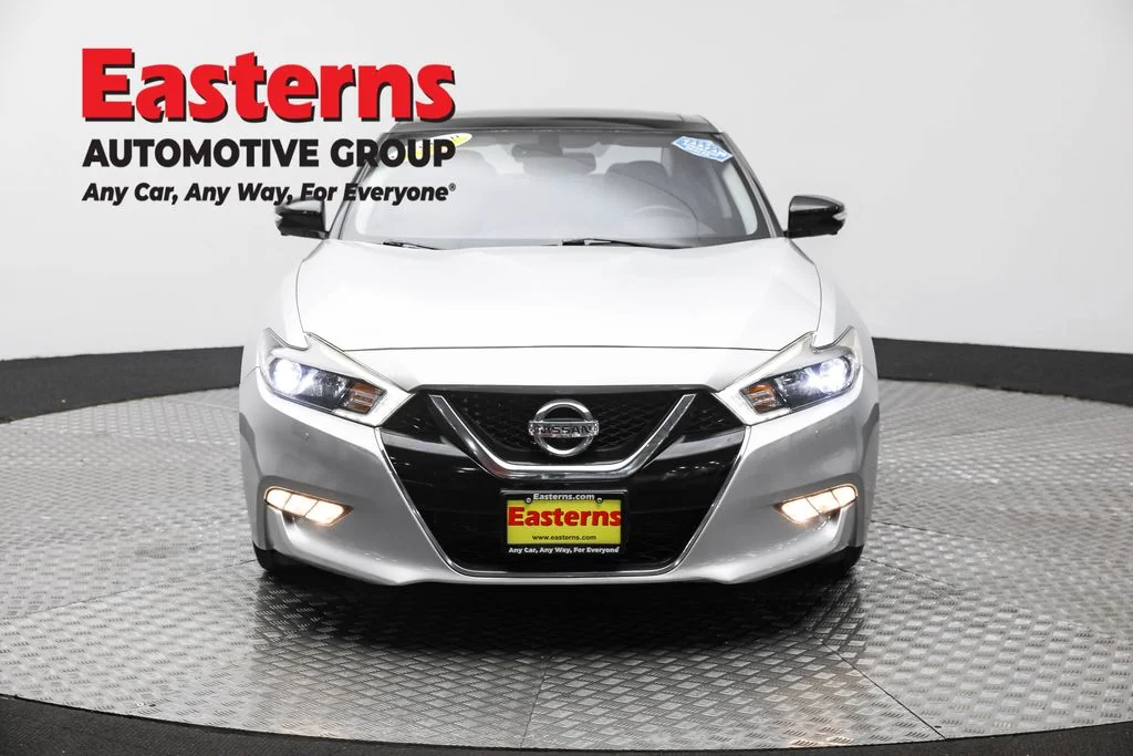Used 2018 Silver Nissan Platinum image 2