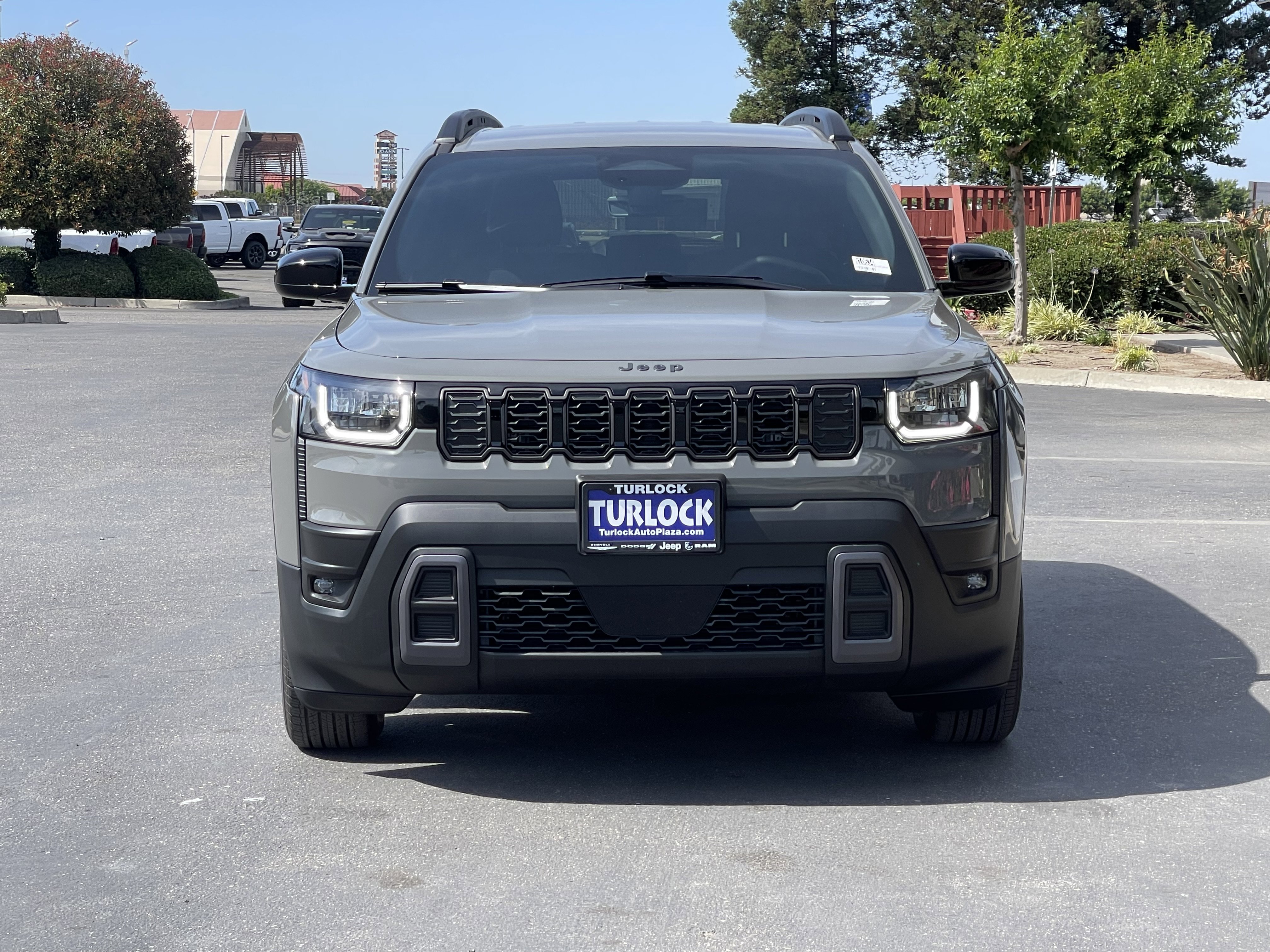 New 2026 Sting-Gray Clear-Coat Exterior Paint Jeep Laredo image 3