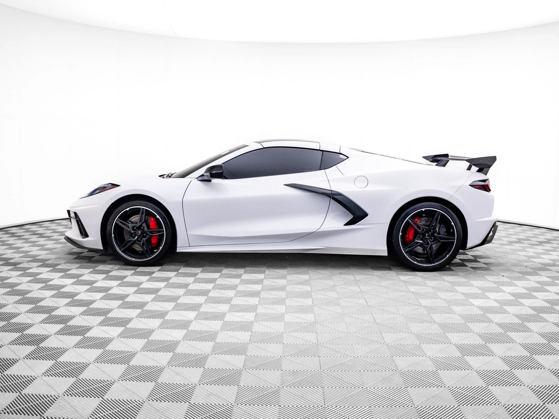 Used 2020 White Chevrolet Stingray image 2