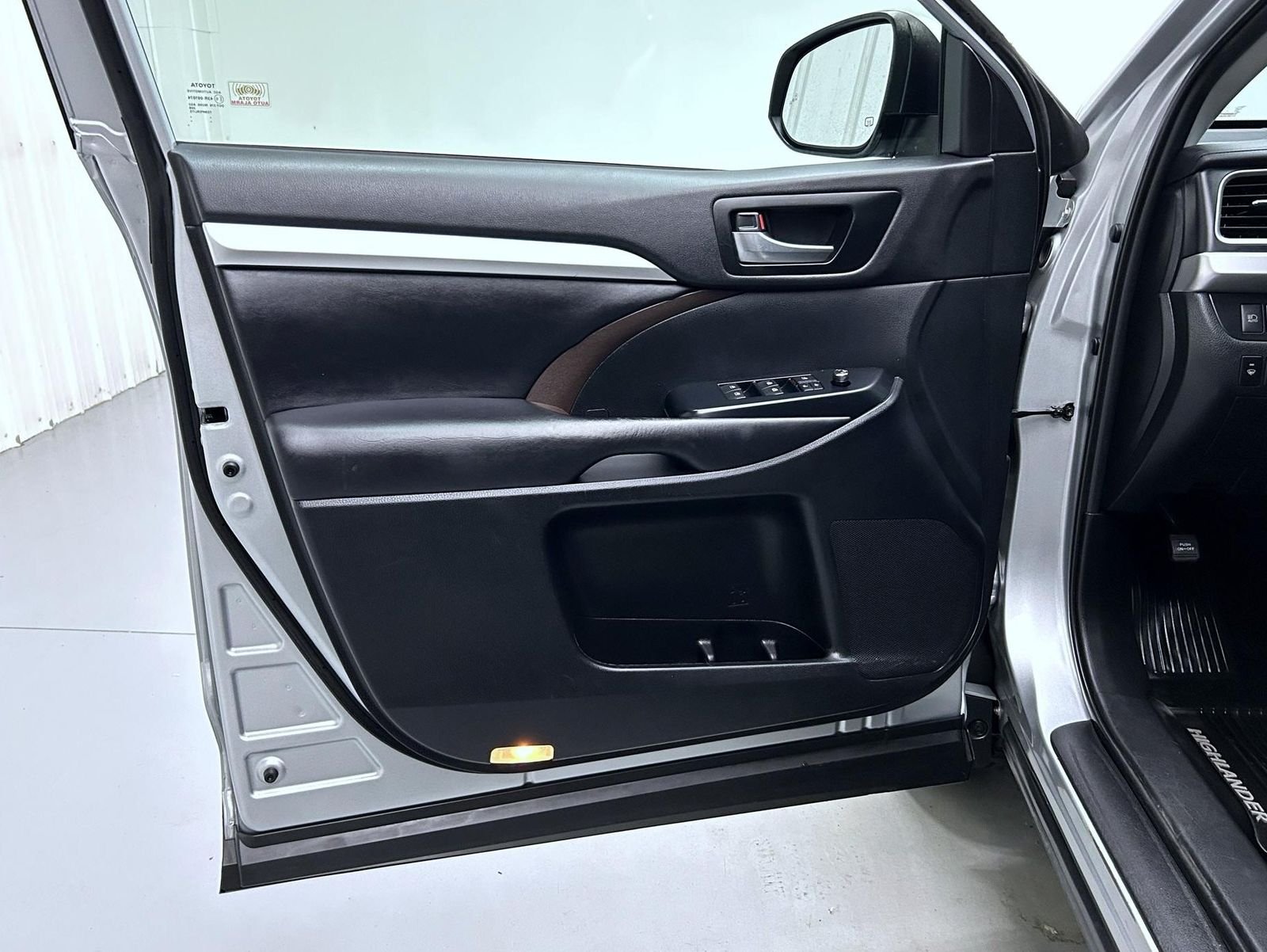 Used 2019 Silver Toyota XLE image 9