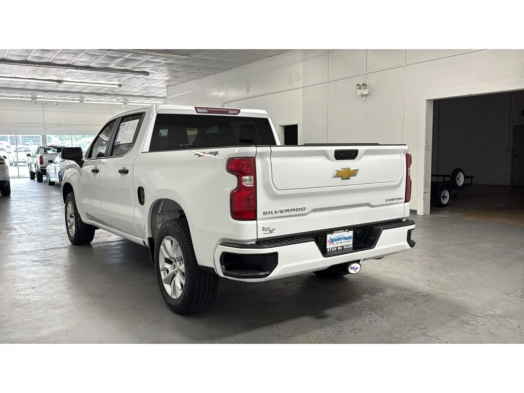 Used 2025 Summit White Chevrolet Custom image 13