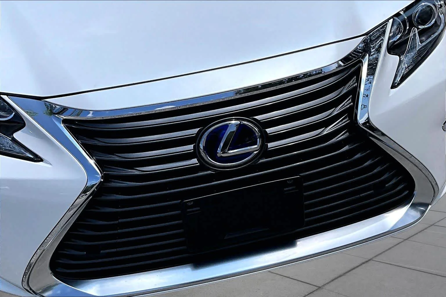 Used 2018 Eminent White Pearl Lexus  image 29