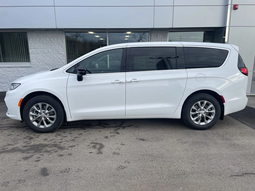 New 2026 Bright White Clear-Coat Exterior Paint Chrysler Select image 2