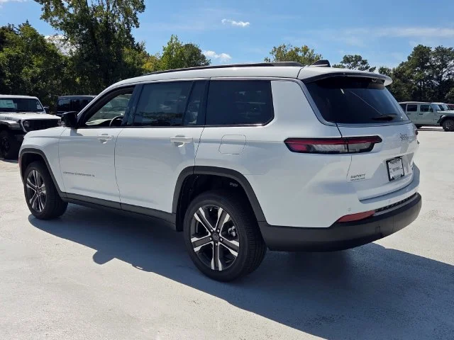 New 2027 Bright White Clear-Coat Paint Jeep Limited image 6