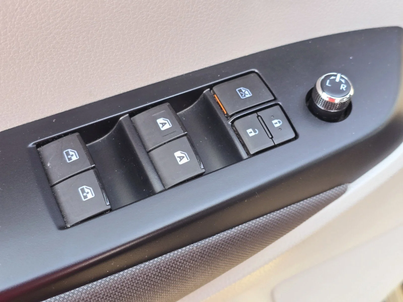 Used 2018 Midnight Black Metallic Toyota LE image 13