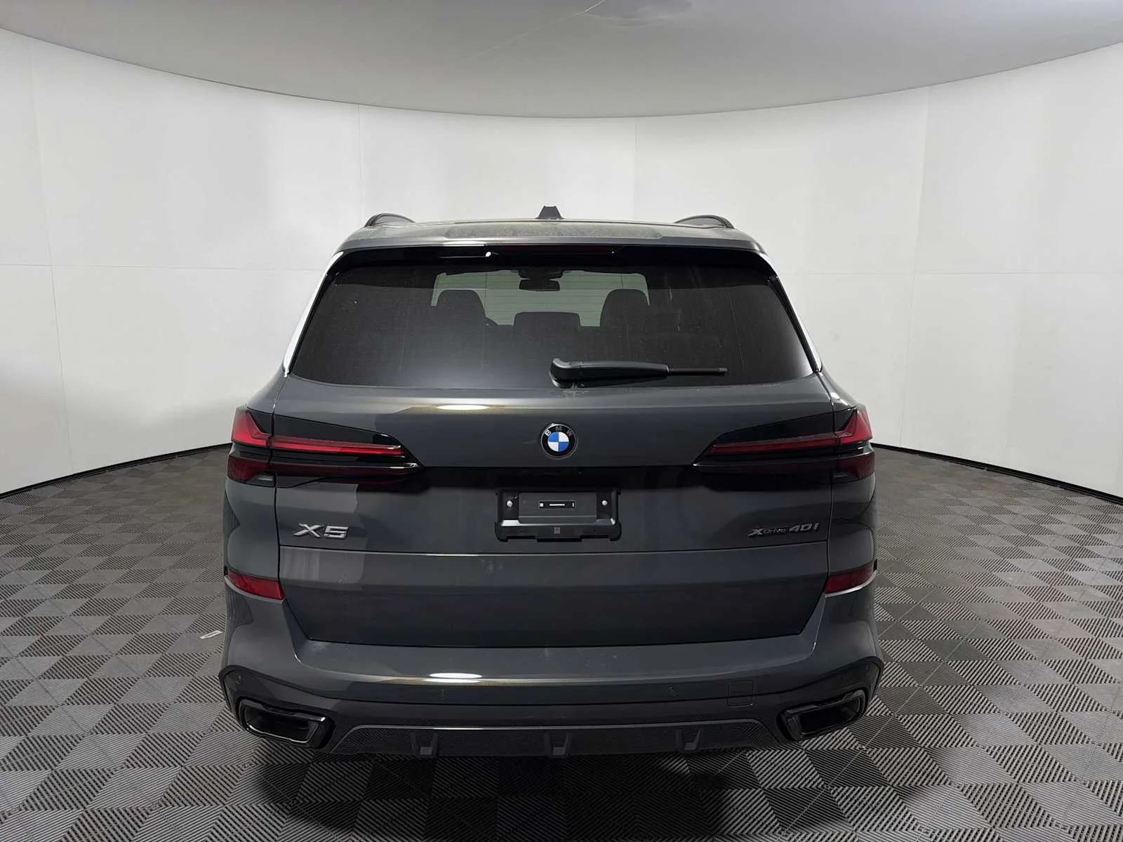 New 2026 Dravit Grey Metallic BMW xDrive40i image 2