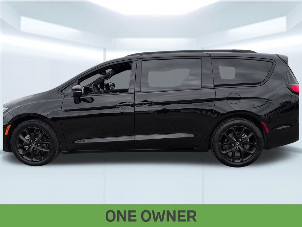 Used 2025 Black Chrysler Limited image 2