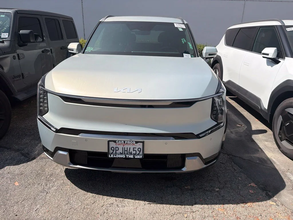 Used 2024 White Kia Land image 1