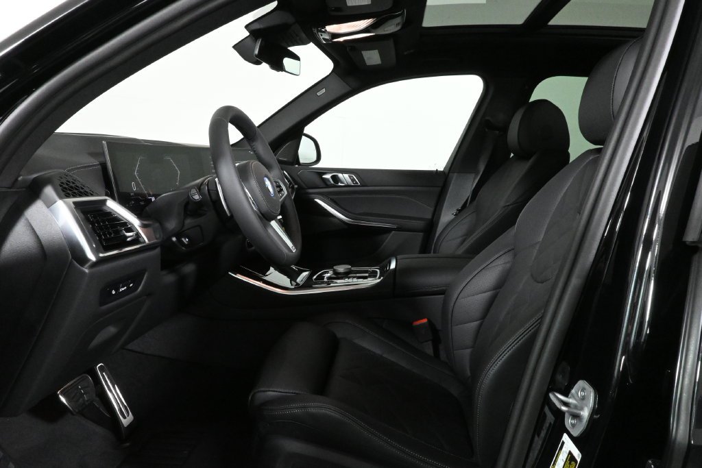 Used 2026 Black BMW xDrive50e image 3