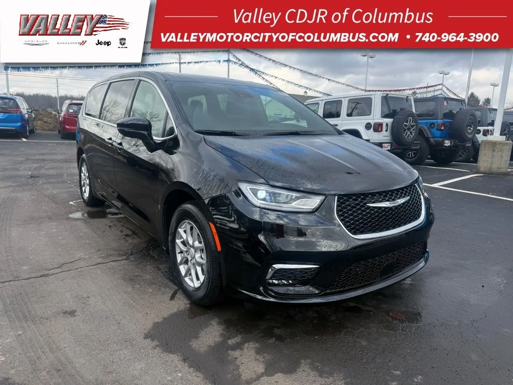 2025 Chrysler Pacifica Select's photo
