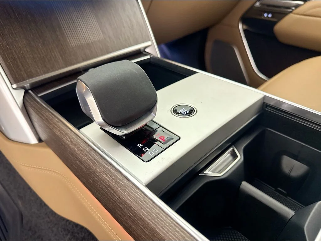 New 2026 Ostuni Pearl White Land Rover Autobiography image 17