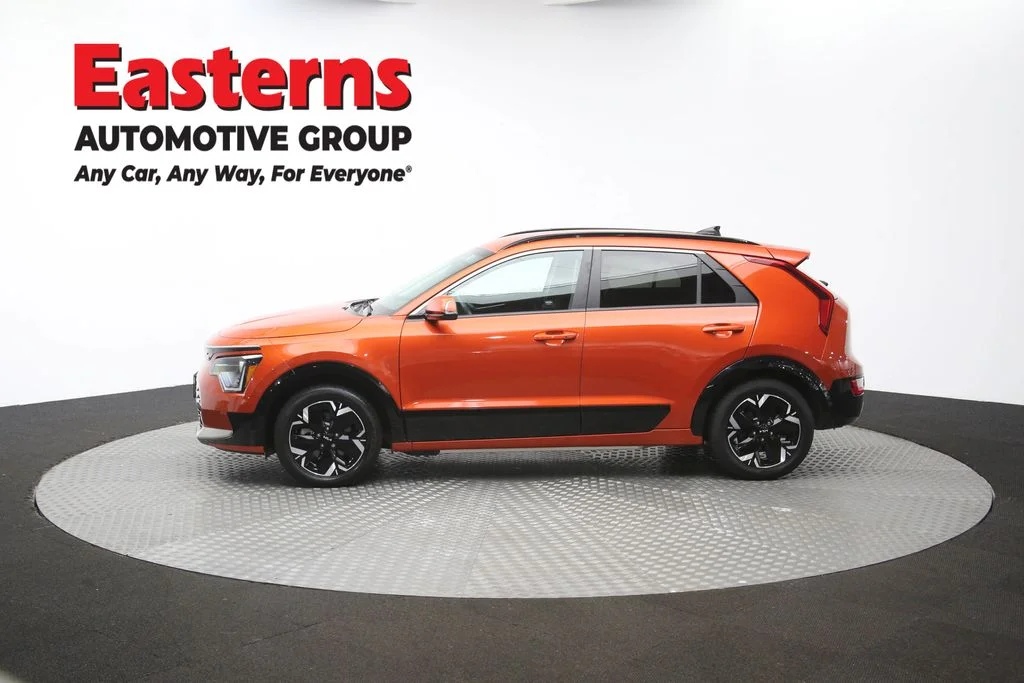 Used 2023 Red Kia Wind image 59