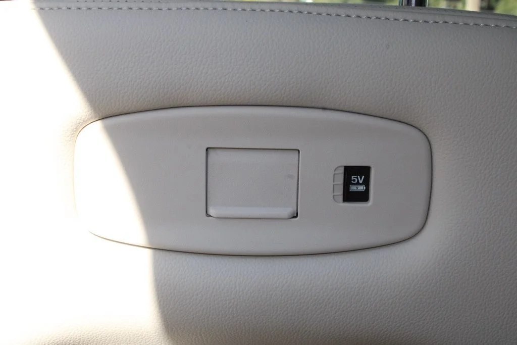 Certified Used 2025  Land Rover Dynamic SE image 34