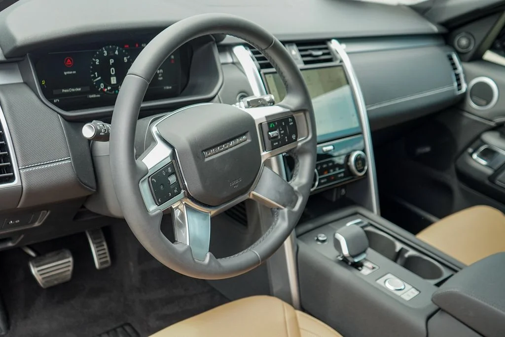 Used 2025 Black Land Rover Dynamic SE image 13