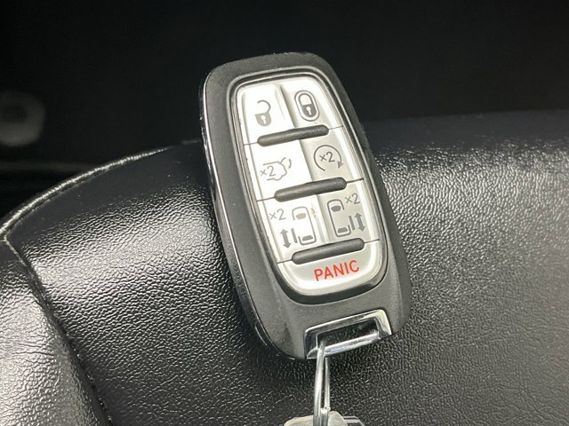 Used 2025 Diamond Black Crystal Pearlcoat Chrysler Select image 27